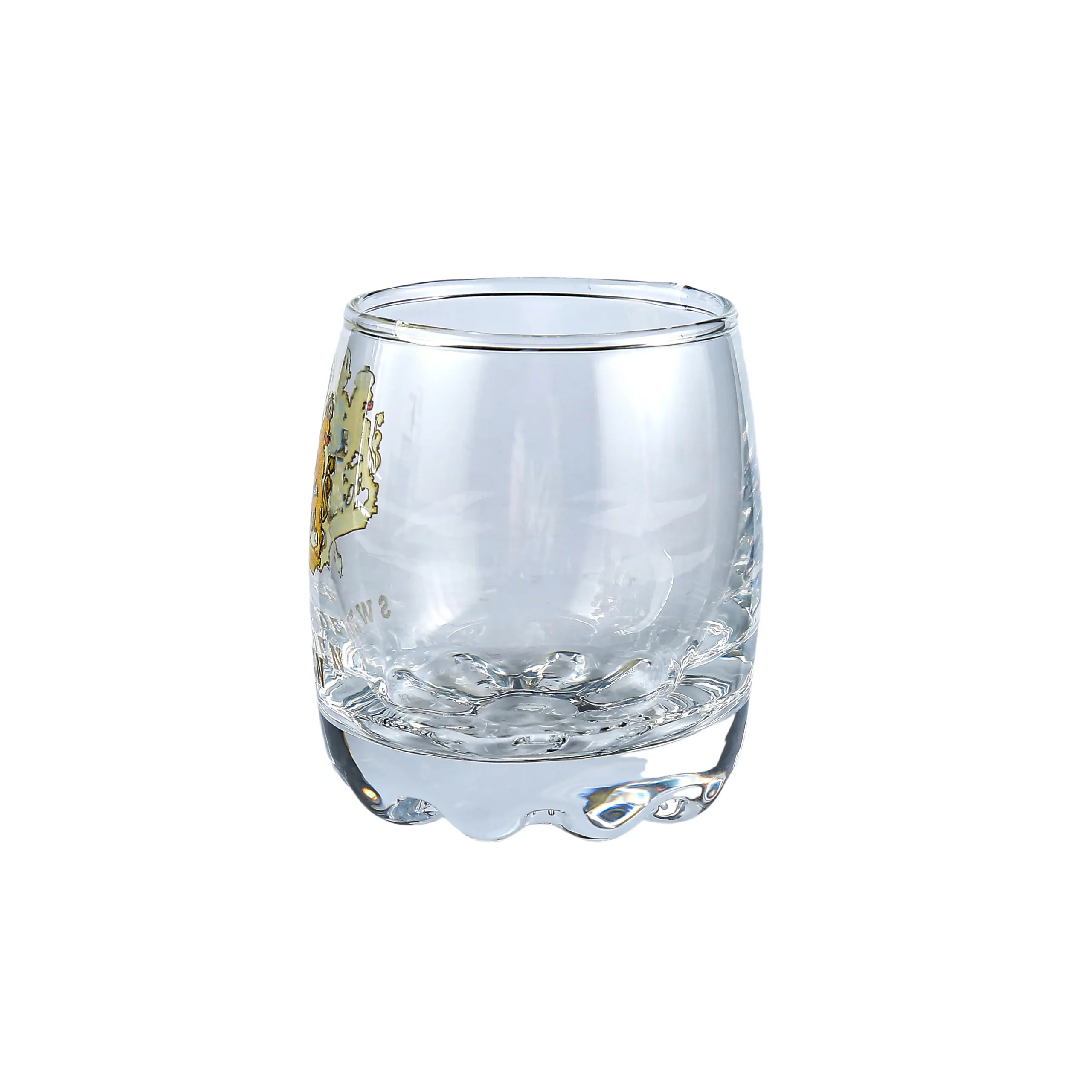 Minimalist clear glass shot cup with scalloped base, ideal for serving baijiu, vodka, and liqueurs.